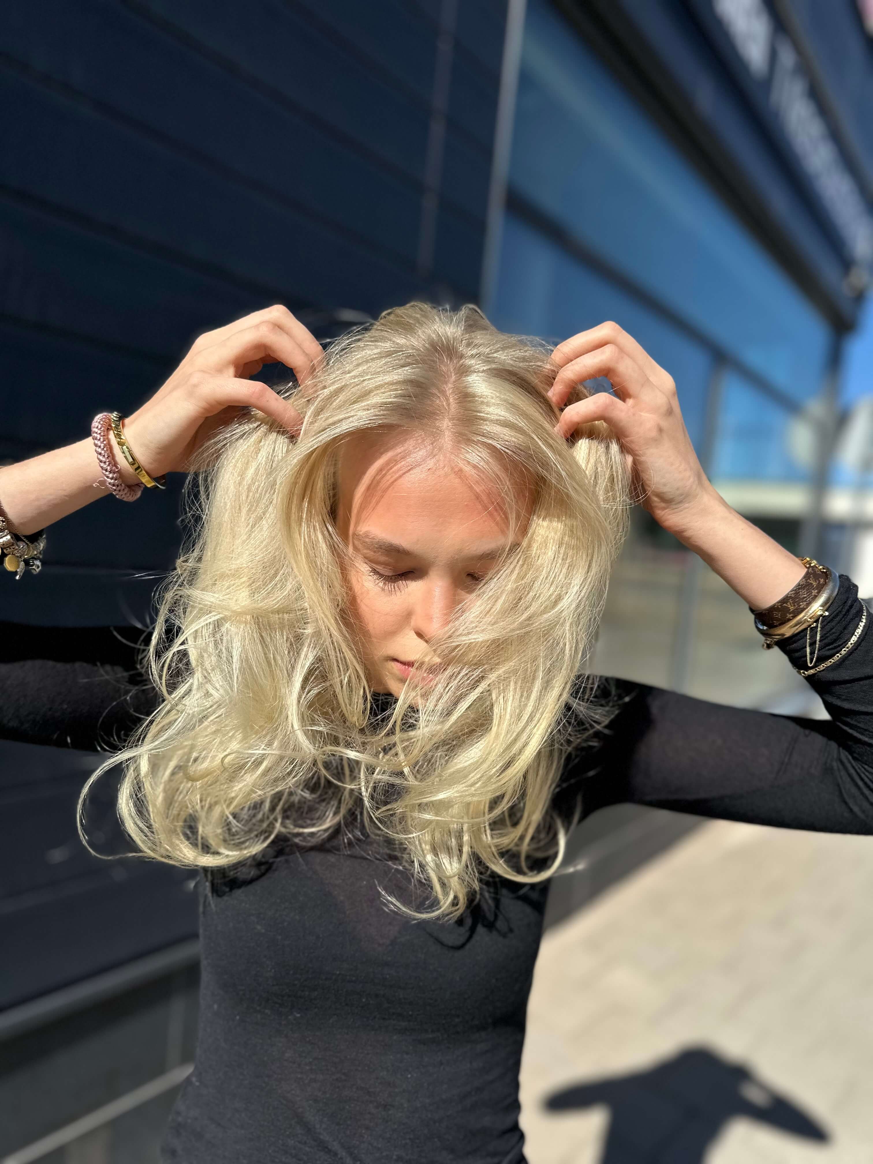 blondit hiukset salonki